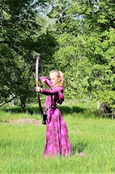 Sagolik klänning långt släp barn fr. 899kr