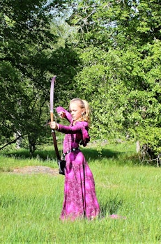 Sagolik klänning långt släp barn fr. 899kr