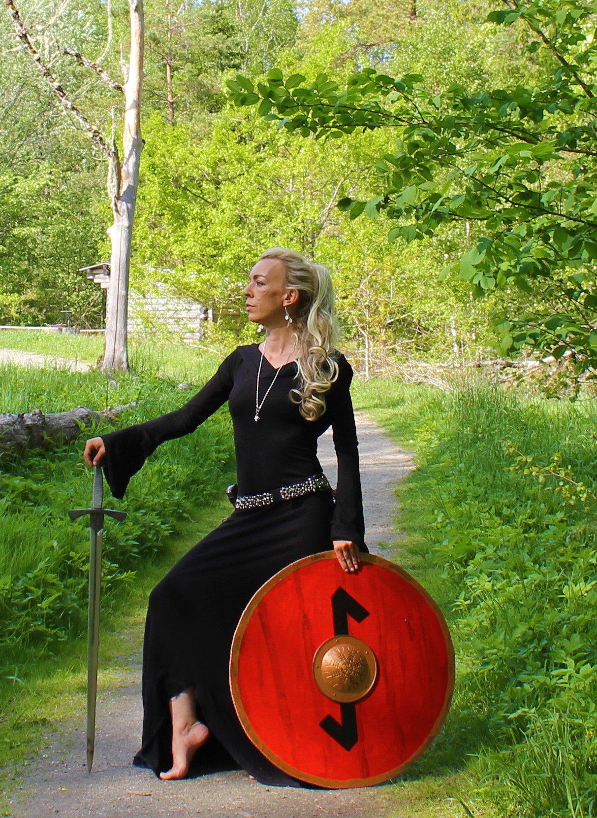 svart viking klänning med röd vikingasköld och svärd, viking women dress red viking sheild and sword