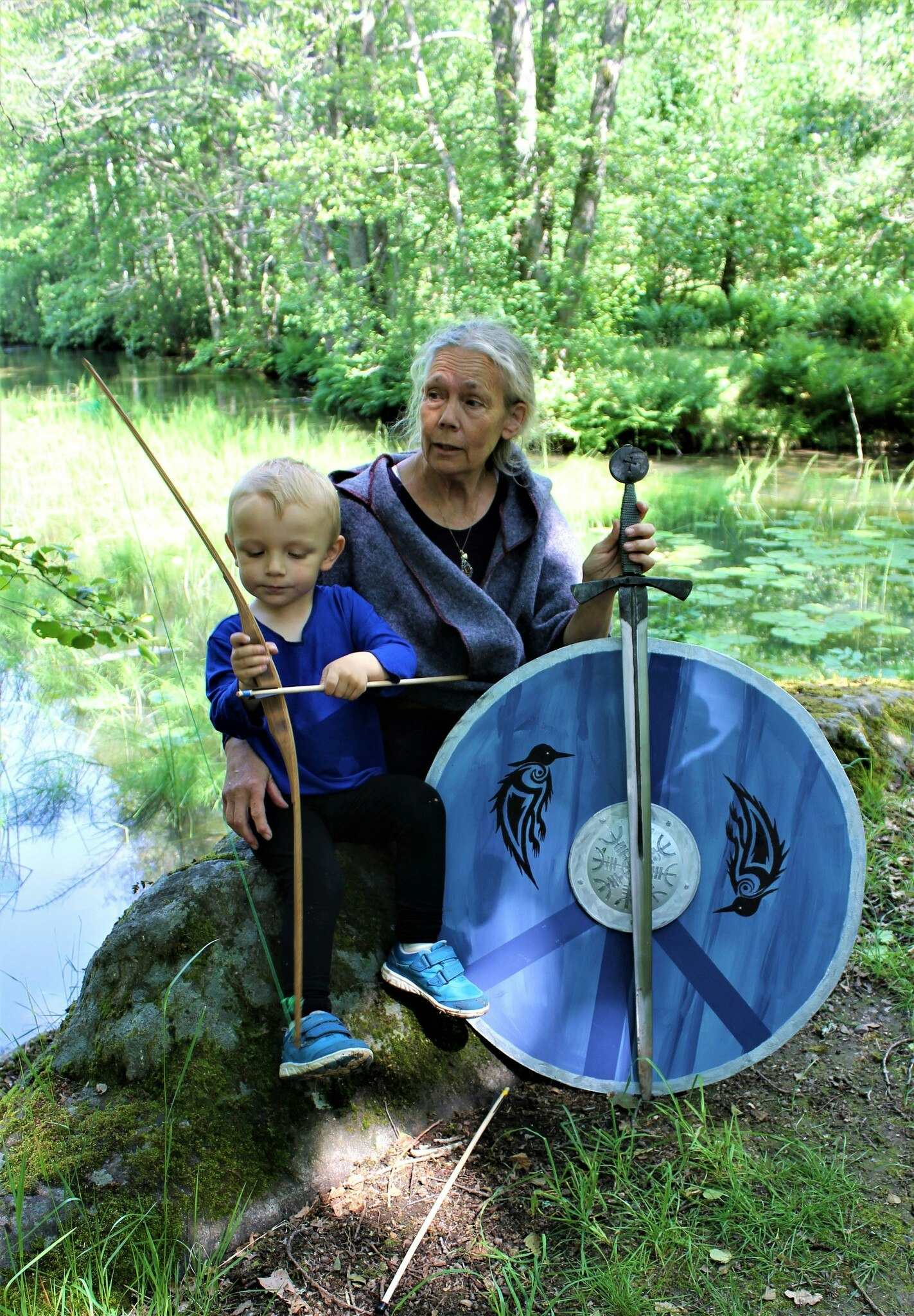 Svensktillverkad blå barntröja, viking, pilbåge, ullcape, lila klänning