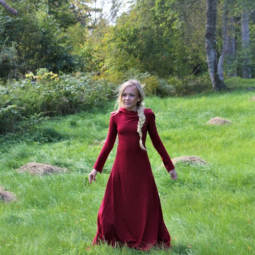 Röd sagolik klänning långt släp barn