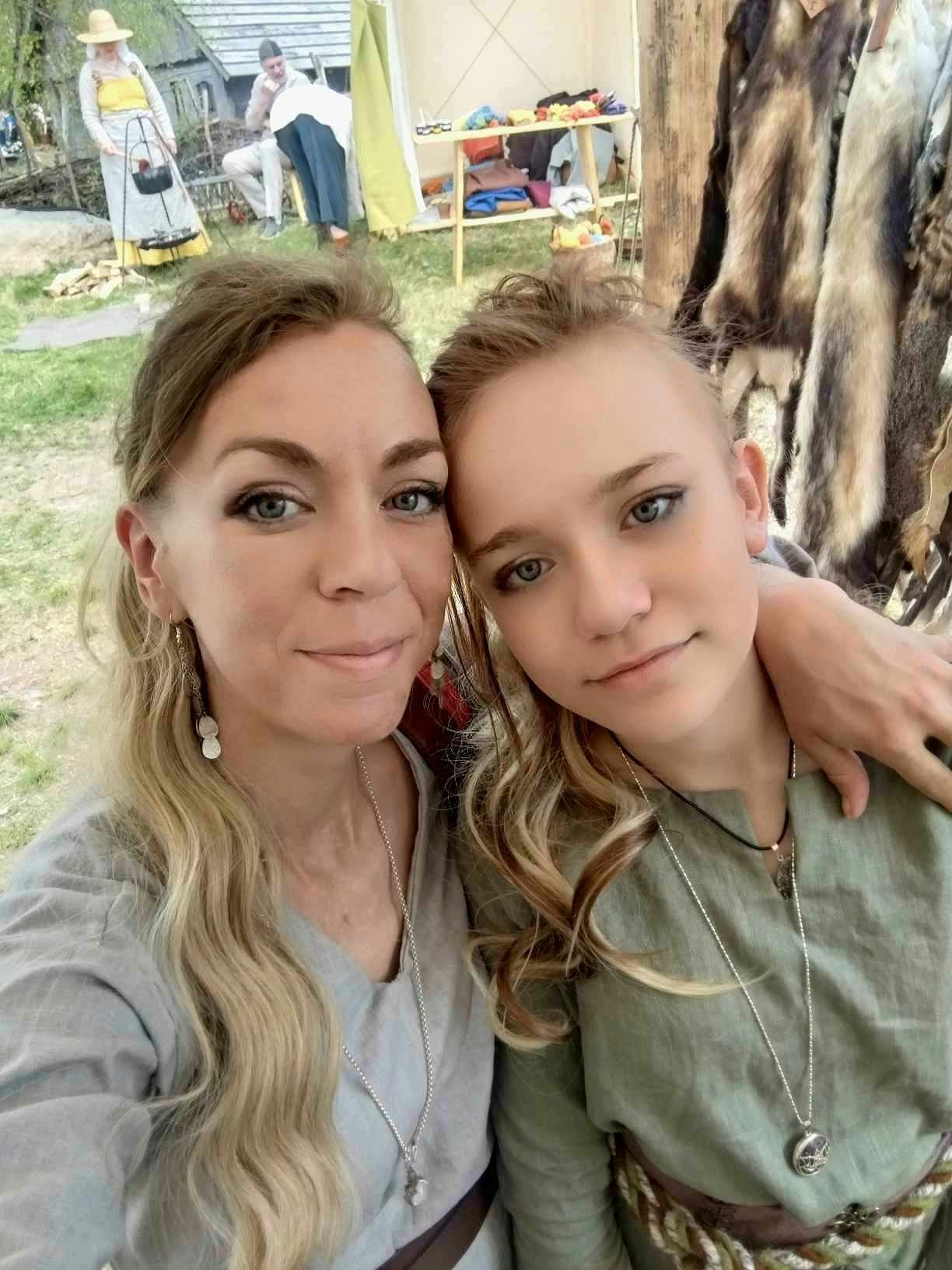 Grå vikingaklänning Freja i Linne
