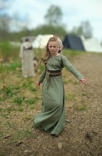Barn Vikingaklänning istand i Linne fr. 1799kr