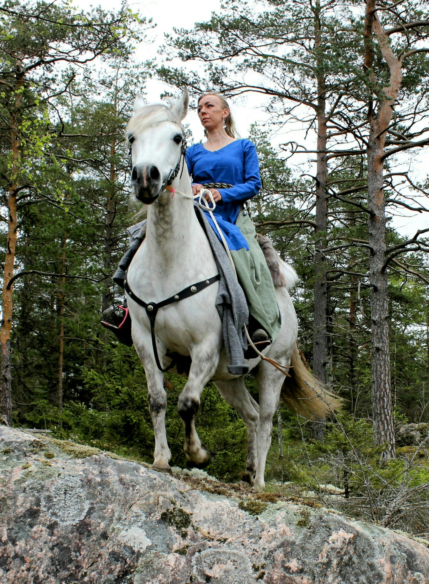blå grön vikinga klänning på hästryggen