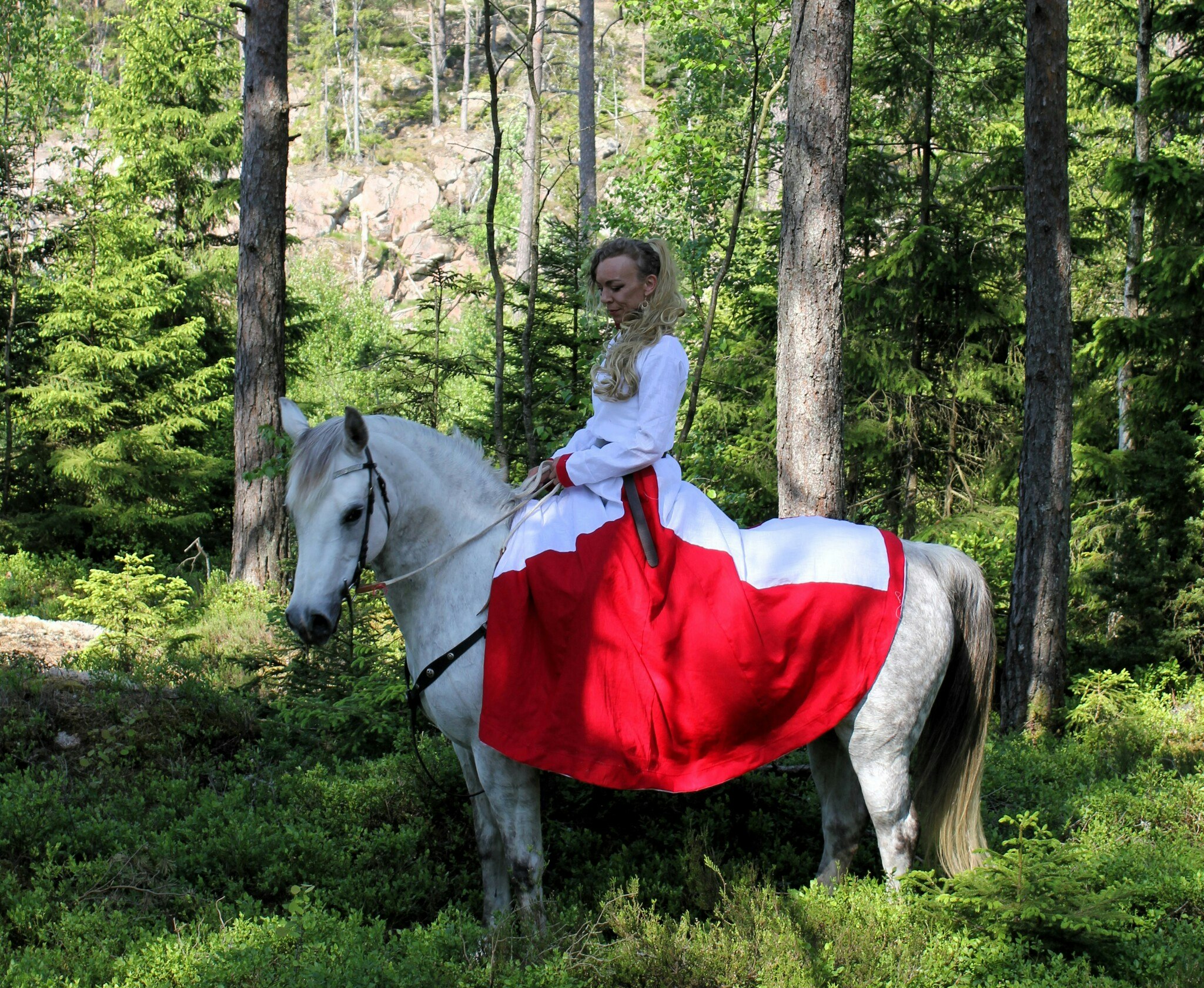 Vit vikinga klänning Ronja i Linne