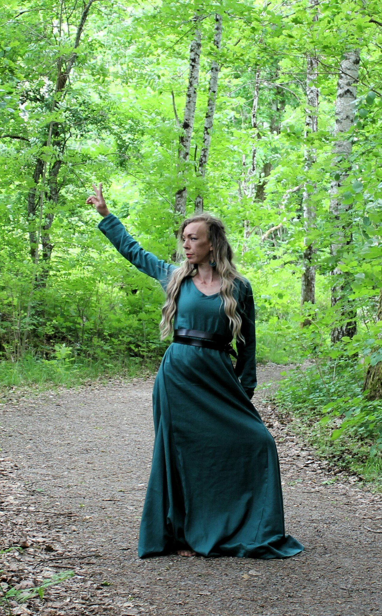 Turkos viking klänning Lea i Linne