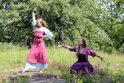 Lila viking överklänning Linnea i Linne