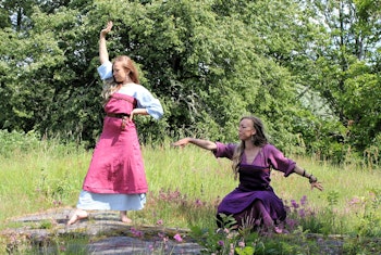 Lila viking överklänning Linnea i Linne