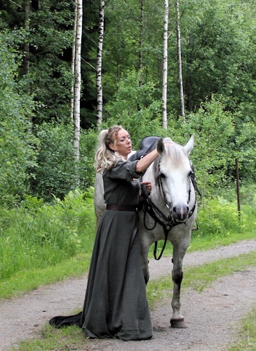 Mörk Grön vikingaklänning