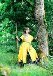 Gul vikingaklänning i Linne