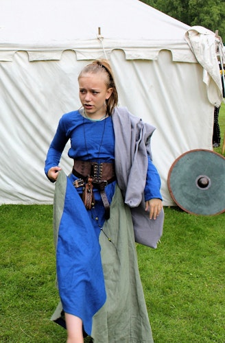 Barn Vikinga klänning Saga i Linne fr. 1799kr