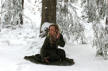 Grön Vikingaklänning Völva Med Dekorativa Band