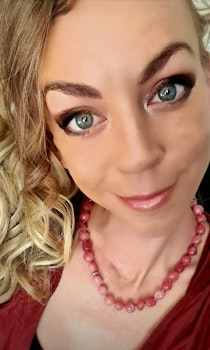 Rosa halsband i natursten