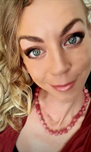 Rosa halsband i natursten