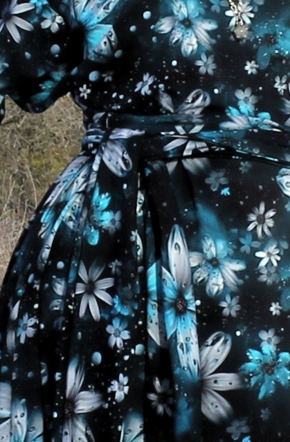 En fantastisk Klänning med stora Blommor