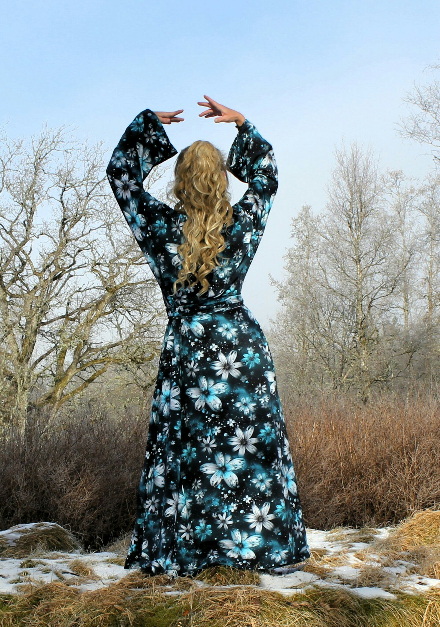 En fantastisk Klänning med stora Blommor