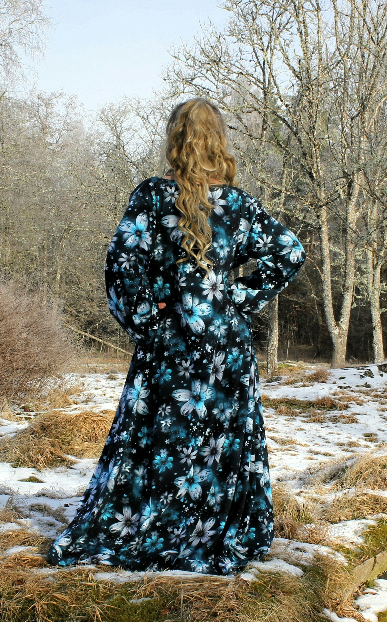 En fantastisk Klänning med stora Blommor