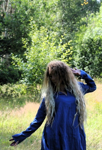 Blå Vikingaklänning Frigg Med Dekorativa Band