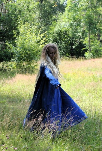Blå Vikingaklänning Frigg Med Dekorativa Band