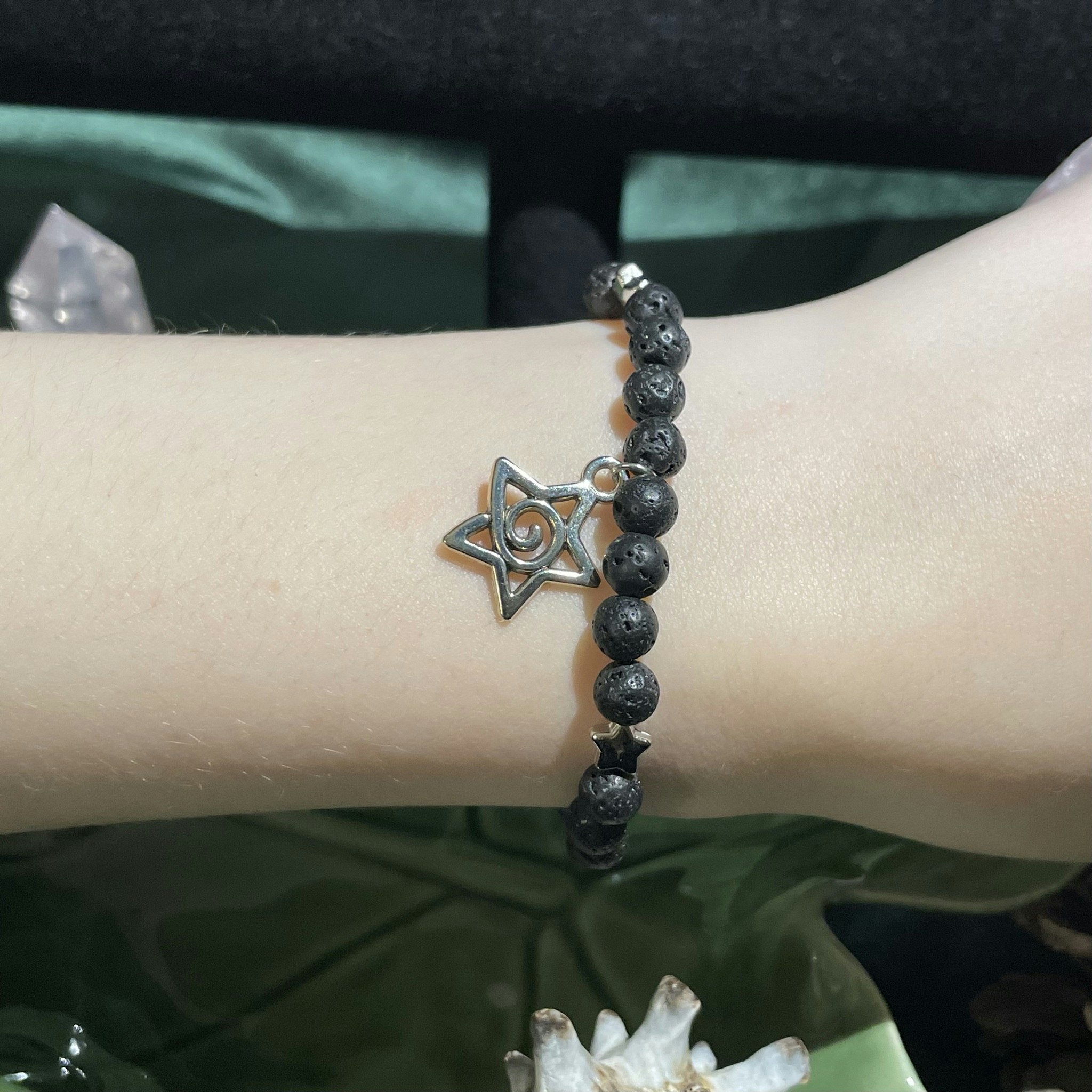 Armband - Lavasten - Rund - Silver stjärnpärlor - Stjärna charm