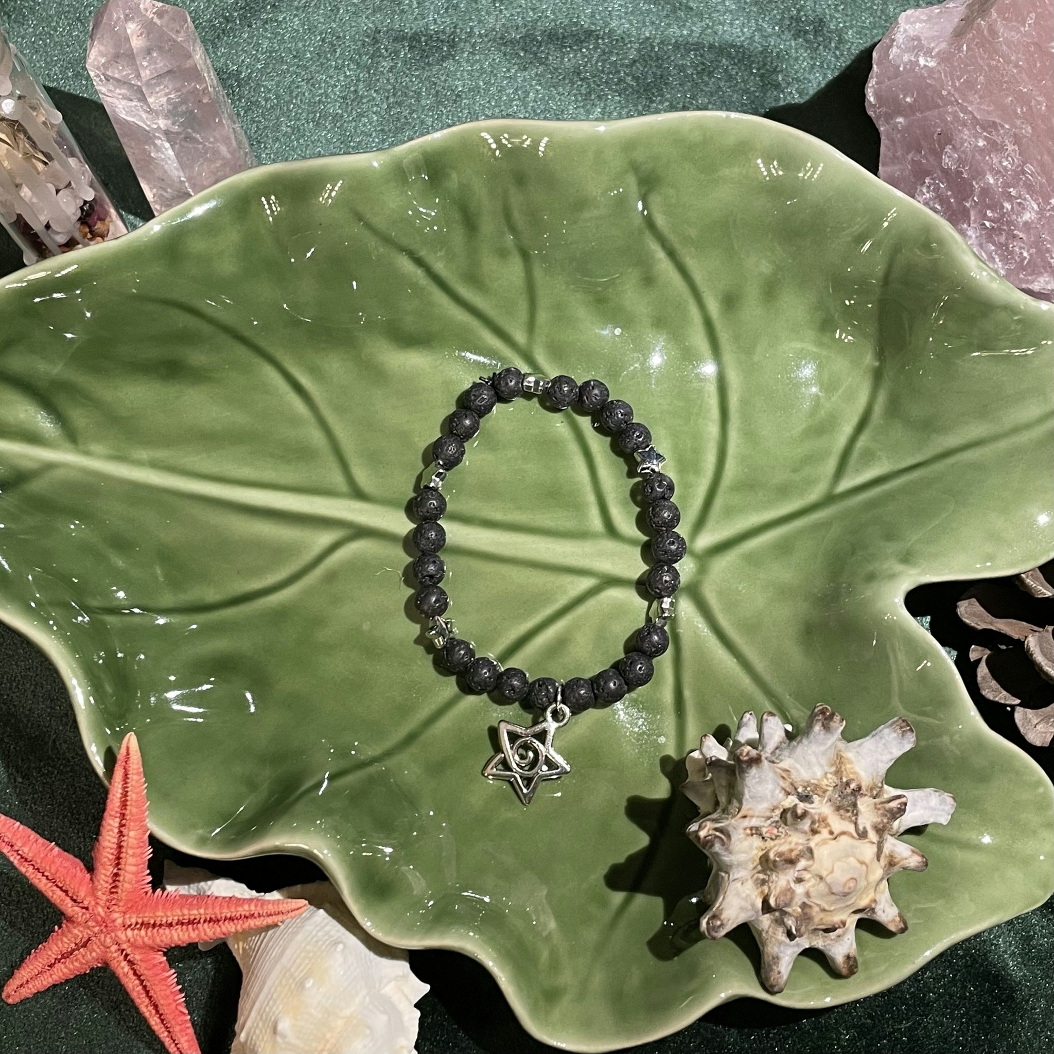 Armband - Lavasten - Rund - Silver stjärnpärlor - Stjärna charm