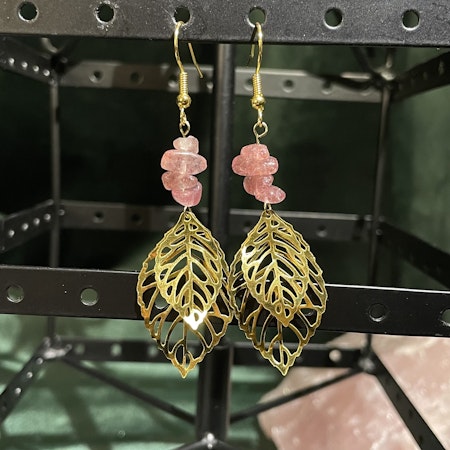 Örhängen - Jordgubbskvarts - Chips - Guld Blad Charms