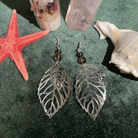 Örhängen - Rökkvarts - Rund - Silver Blad Charm