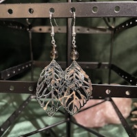 Örhängen - Rökkvarts - Rund - Silver Blad Charm