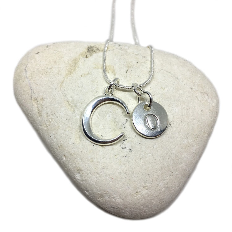 Bokstavsamuletter silver