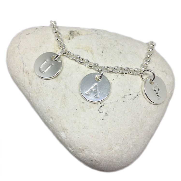 Bokstavsamuletter silver