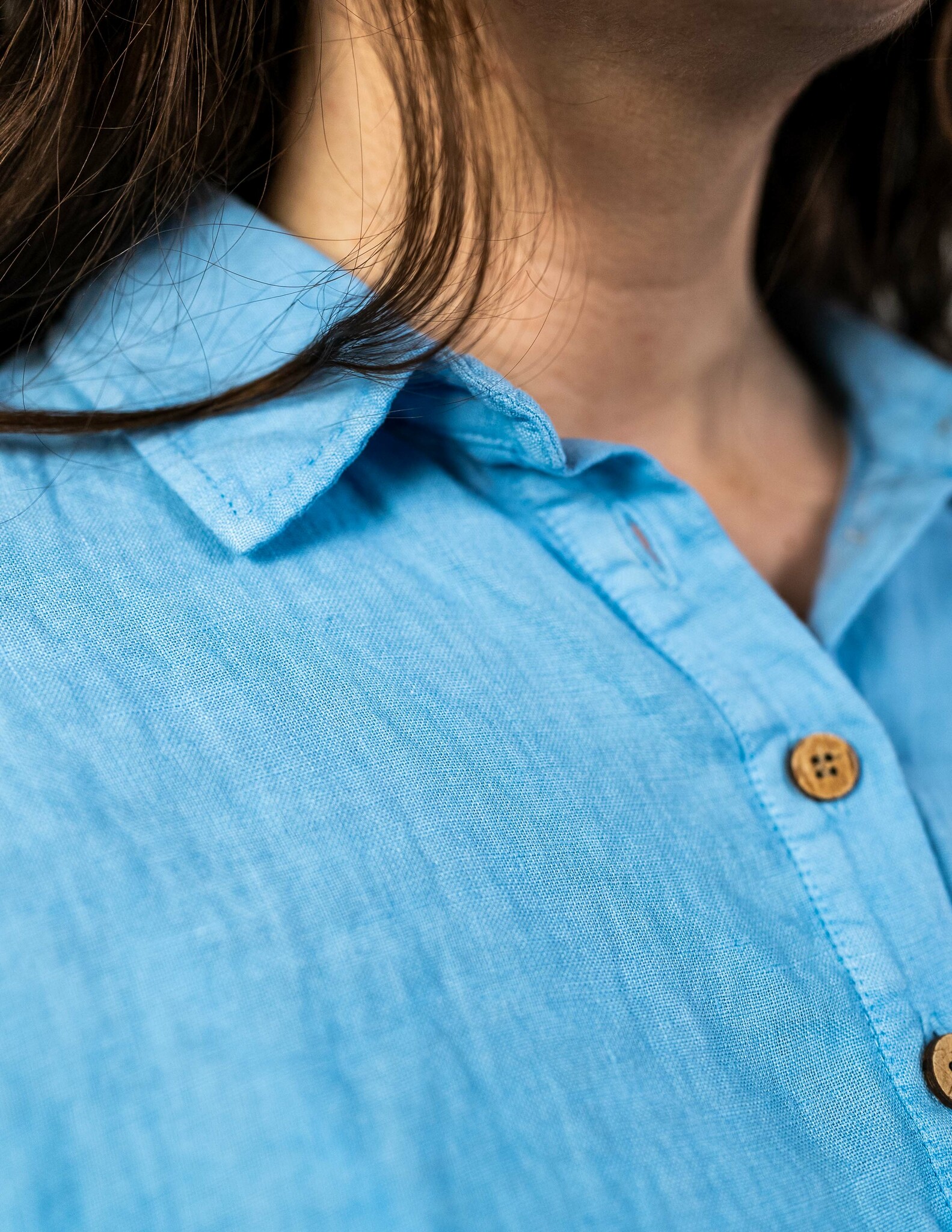 Ljus blå linneskjorta dam I Sval & luftig skjorta linne material I Hållbara sköna linneskjortor dam I Blå skjorta linne I Snygg damskjorta linne I Skjorta kort ärm dam I Blå skjorta oversize