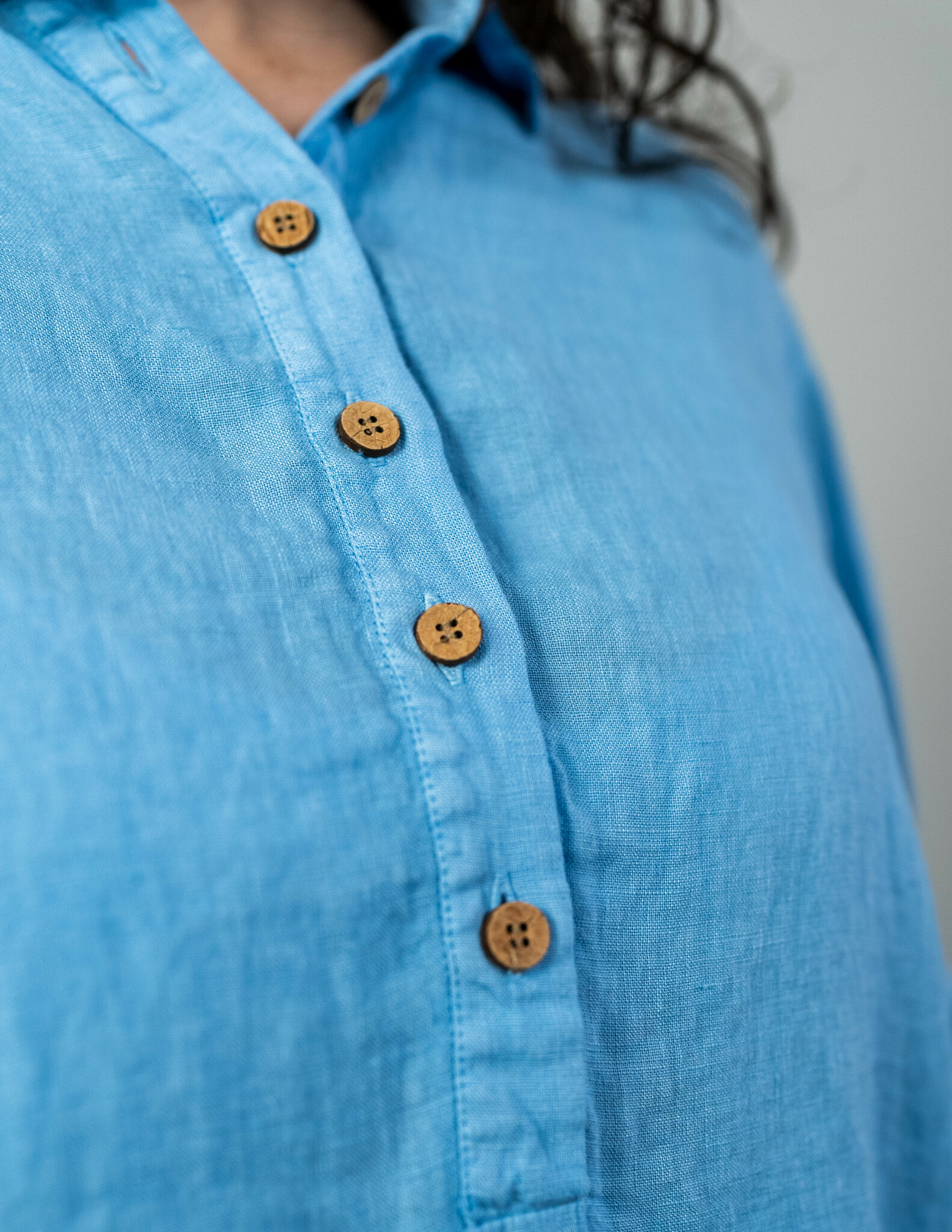 Ljus blå linneskjorta dam I Sval & luftig skjorta linne material I Hållbara sköna linneskjortor dam I Blå skjorta linne I Snygg damskjorta linne I Skjorta kort ärm dam I Blå skjorta oversize