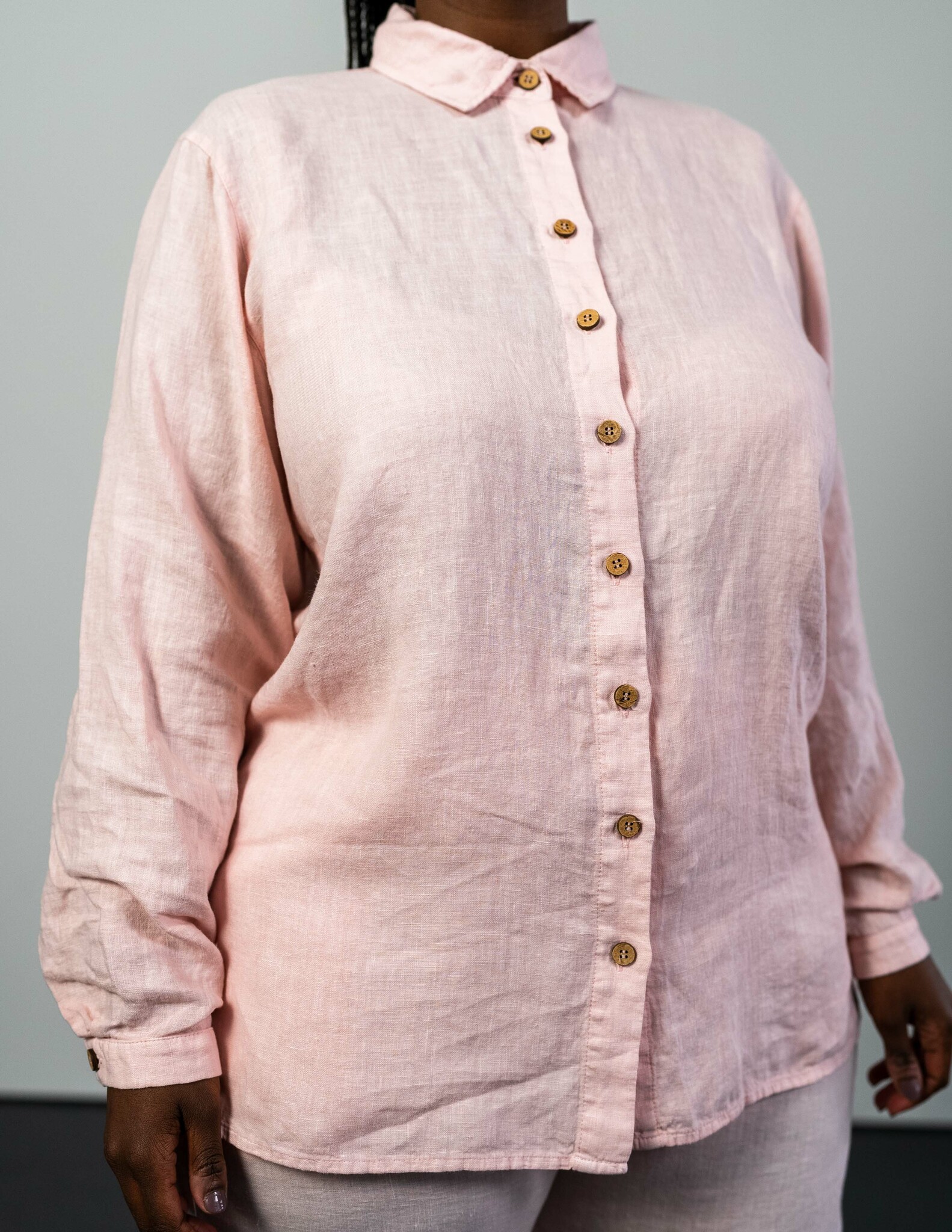 Hållbar linneskjorta rosa I Ljus rosa linneskjorta i hållbart material I Skjorta i linne dam I Linneskjorta med knappar I Ljus rosa linneskjortor dam I Hållbara linnekläder hos SOONA Collection