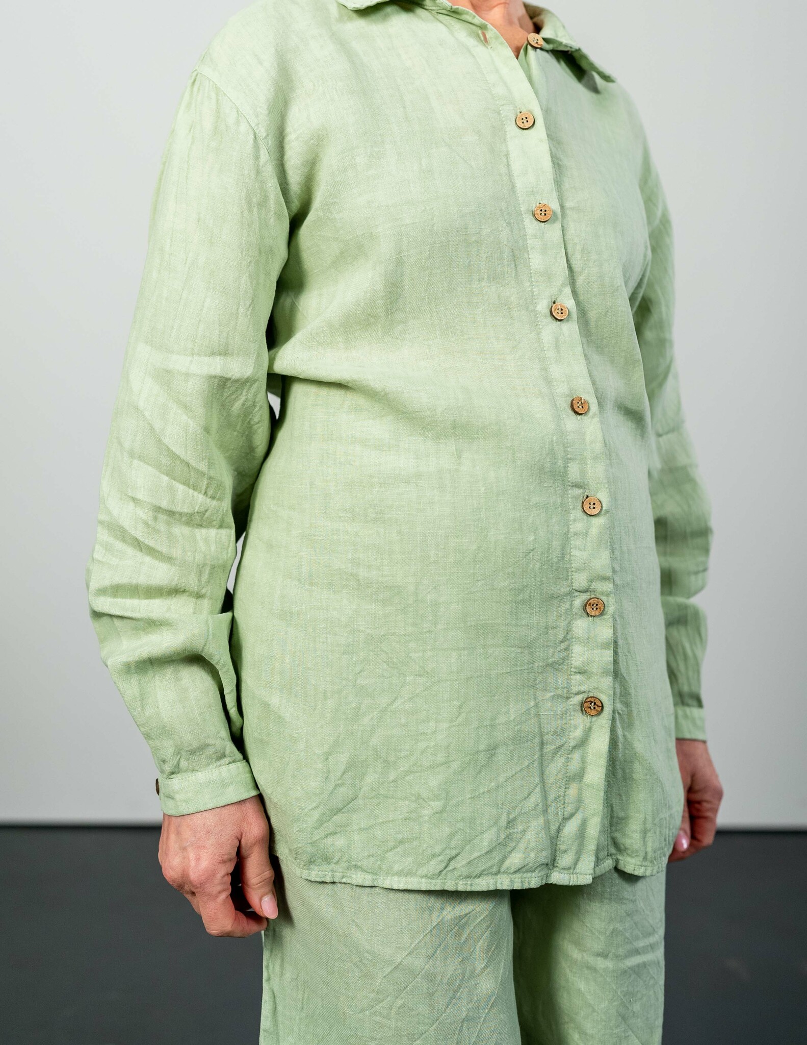 Hållbar linneskjorta grön I Grön linneskjorta i hållbart material I Skjorta i linne dam I Linneskjorta med knappar I Gröna linneskjortor dam I Hållbara linnekläder hos SOONA Collection