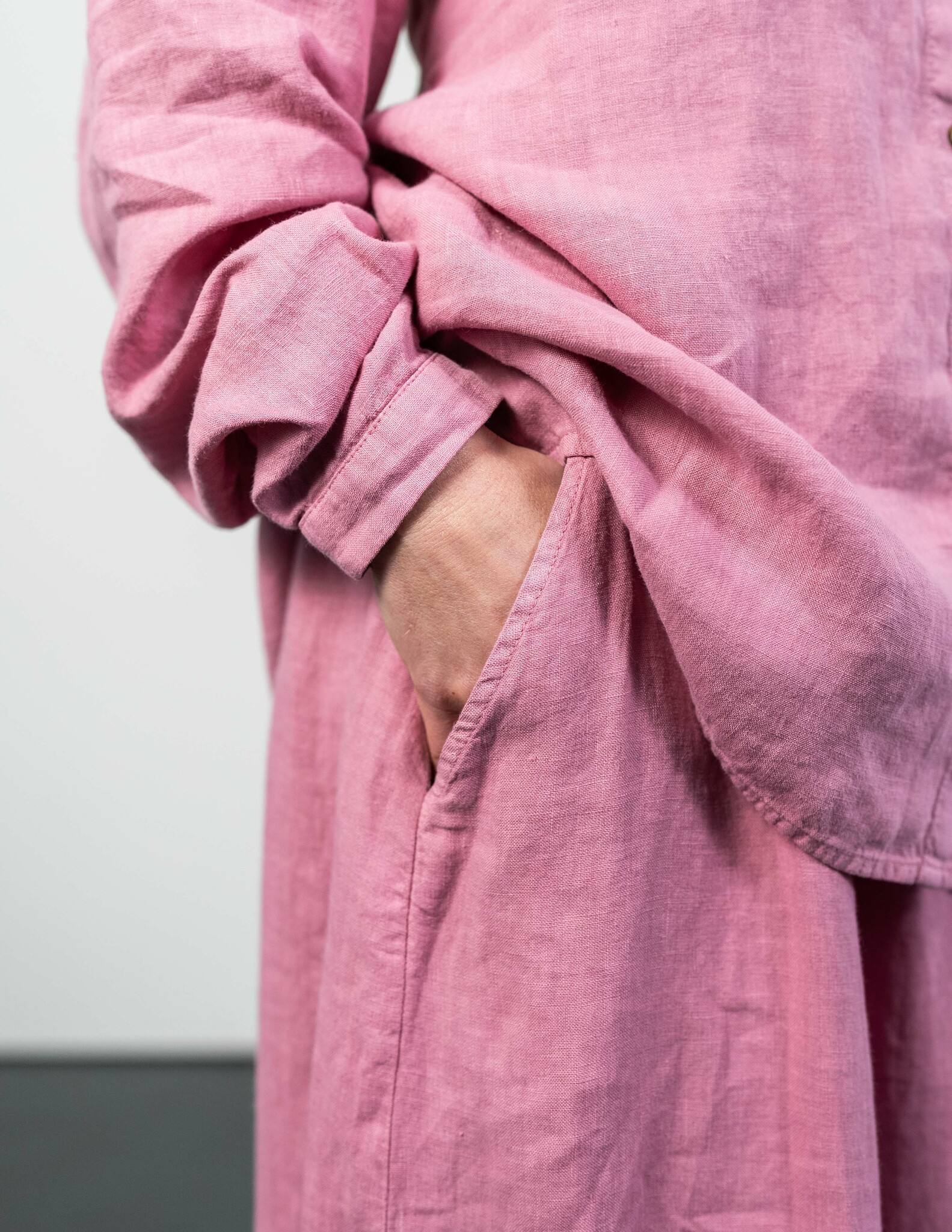 Hållbar linneskjorta rosa I Rosa linneskjorta i hållbart material I Skjorta i linne dam I Linneskjorta med knappar I Rosa linneskjortor dam I Hållbara linnekläder hos SOONA Collection