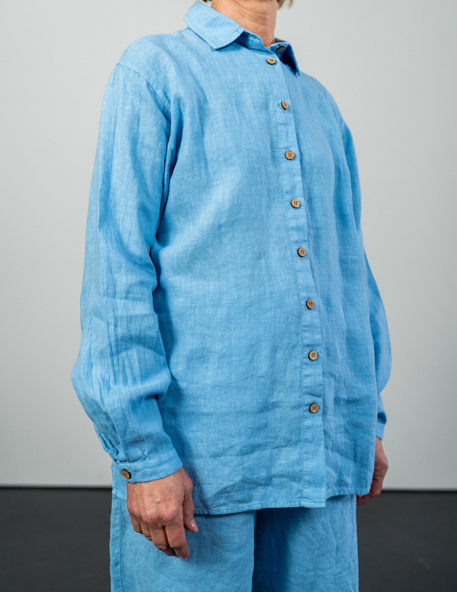 Hållbar linneskjorta blå I Ljus blå linneskjorta i hållbart material I Skjorta i linne dam I Linneskjorta med knappar I Blå linneskjortor dam I Hållbara linnekläder hos svenska SOONA Collection