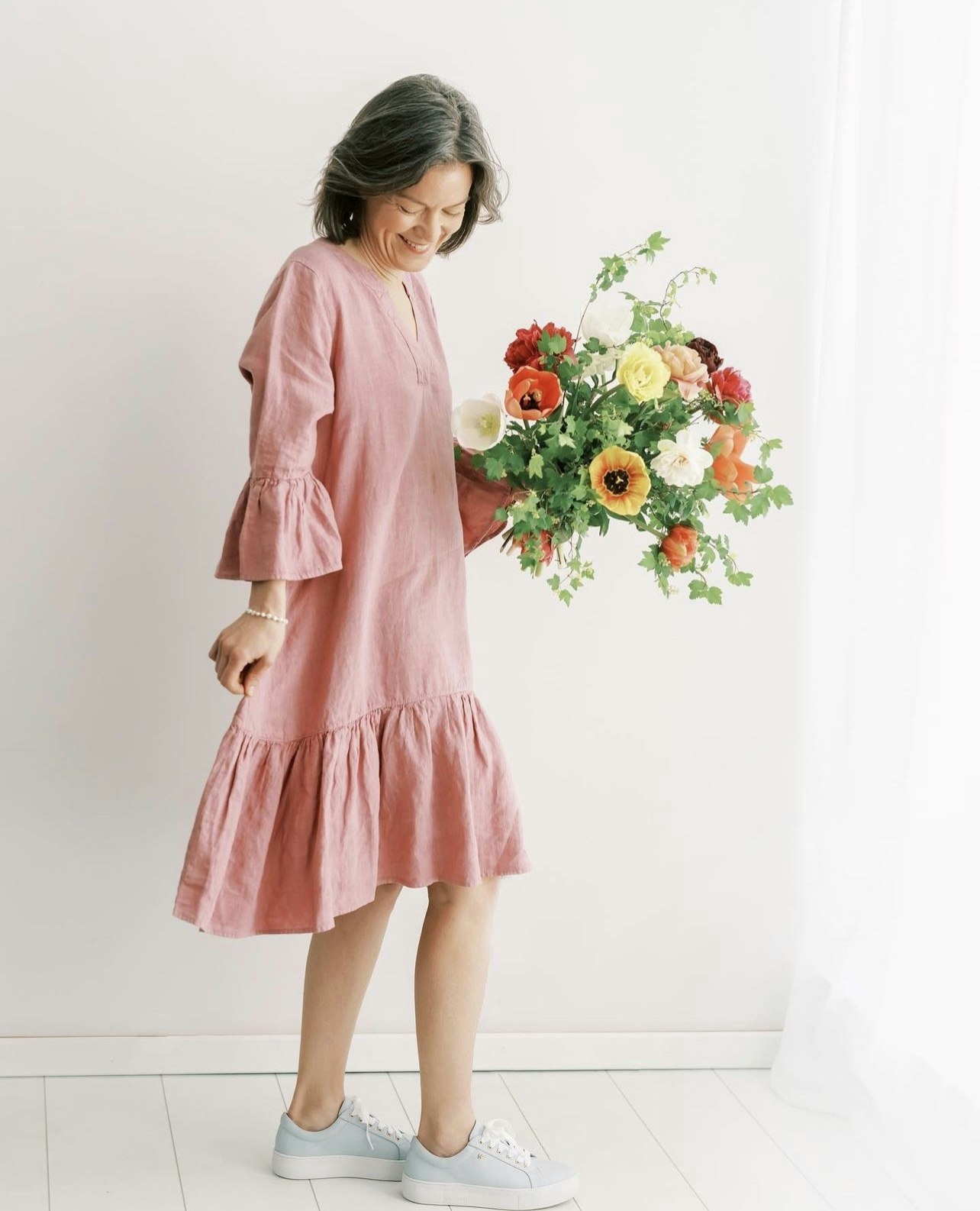 Romantisk klänning linne rosa I Linneklänning med volang rosa bohostil -  Soonacollection.com