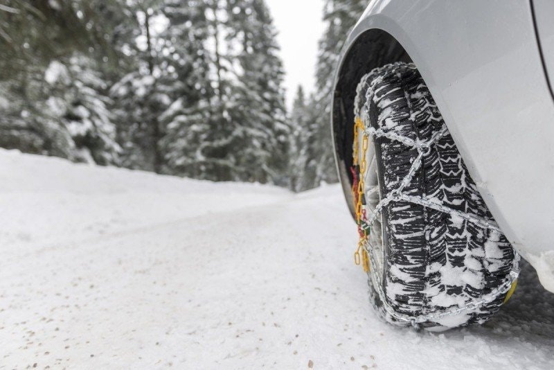 Allt du behöver veta om snökedjor, slirskydd och broddar till bilar