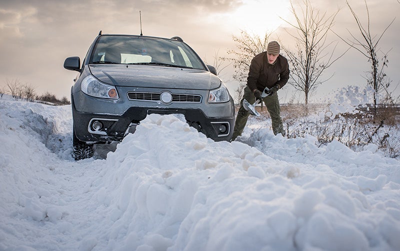 Hur får man loss bilen om man kört fast i snö, lera eller sand?