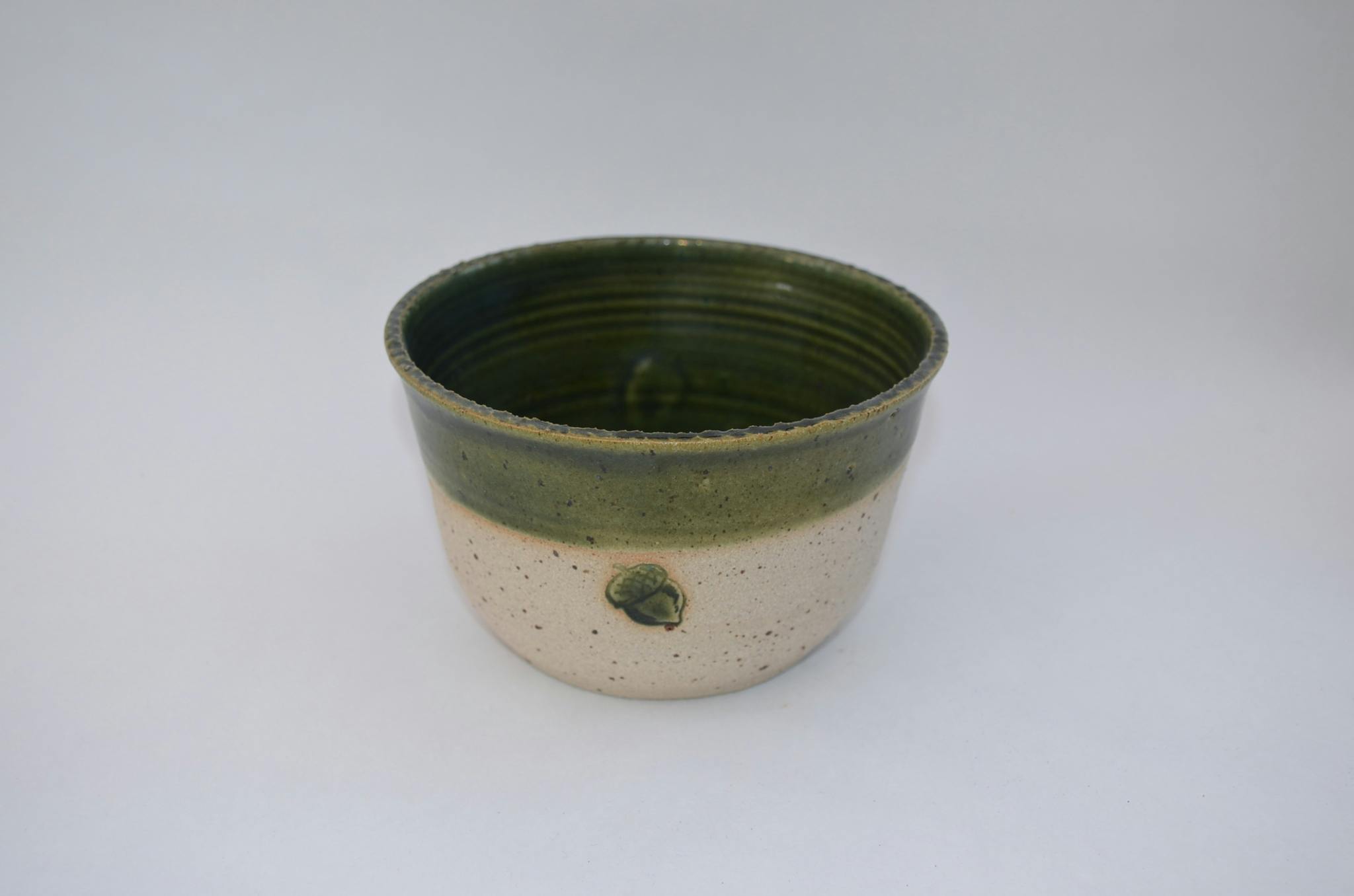 Ek drejad frukostskål med ekollon i grönt - Sagolika Keramik