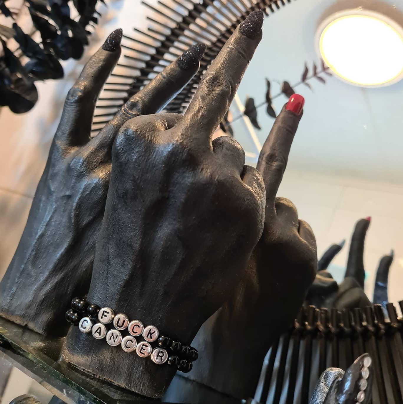 Fuck u hand med zebra nagel & armband (valfritt budskap)