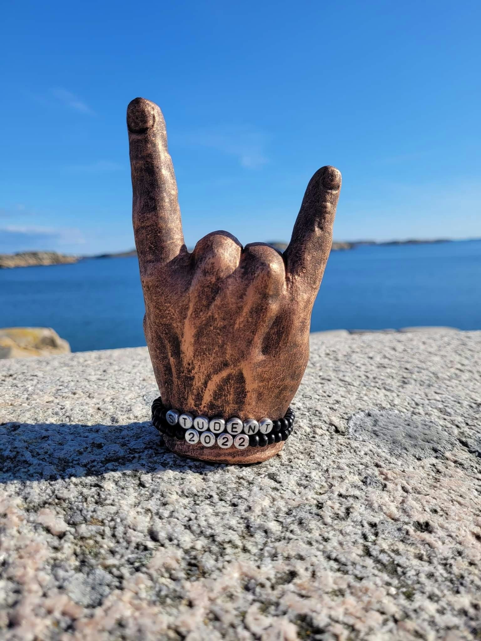 Rock-hand Guld med armband (valfritt budskap)