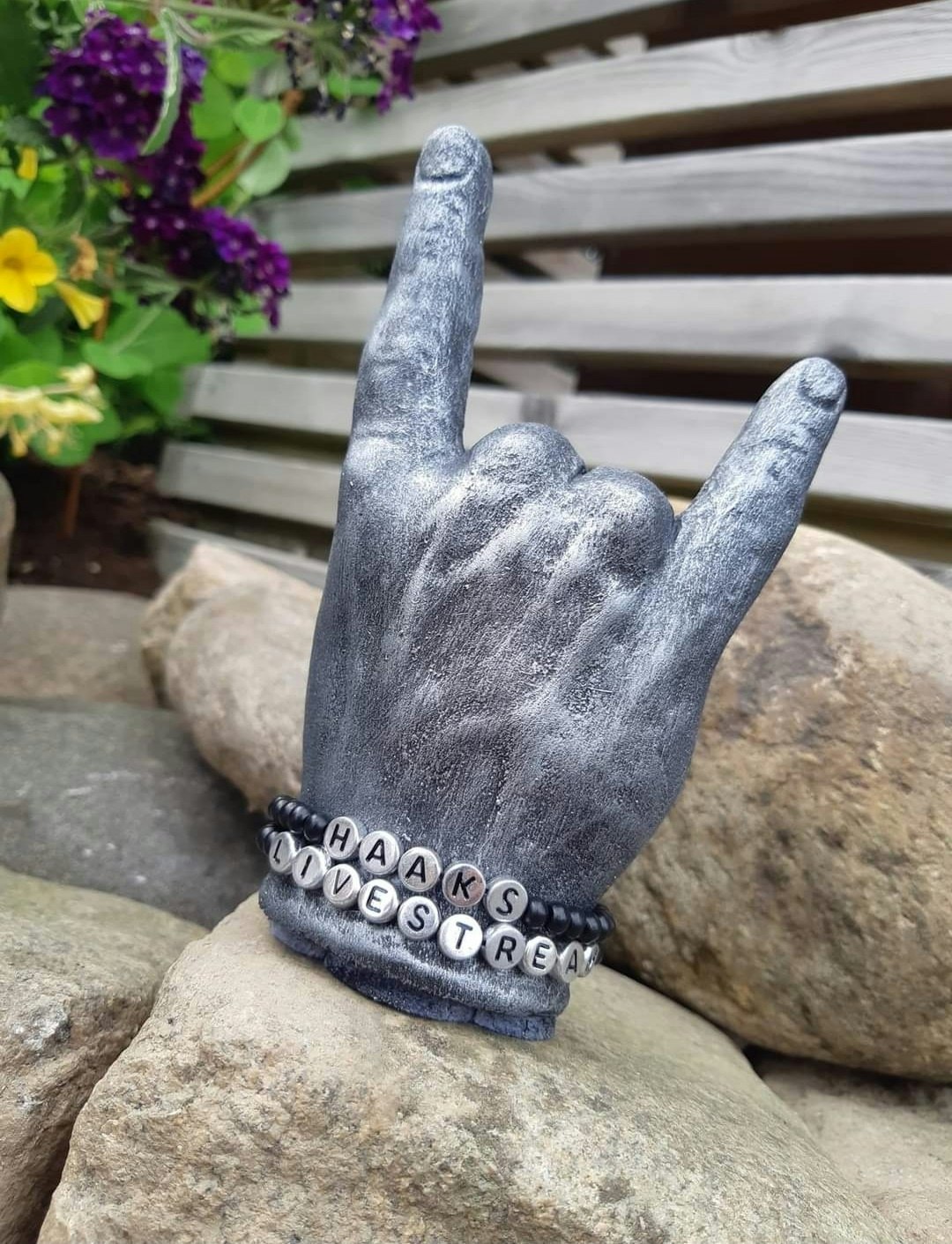 Rock-hand med armband (valfritt budskap)