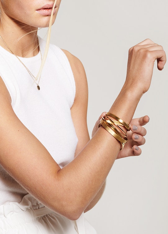 Skultuna Icon Cuff armband guld medium - Designbutiken Strängnäs