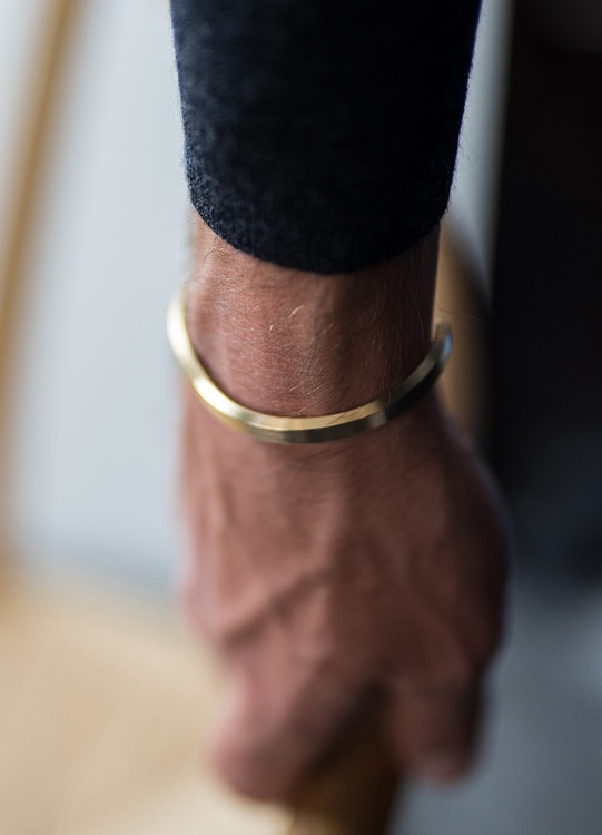 Skultuna Icon Cuff armband guld large - Designbutiken Strängnäs