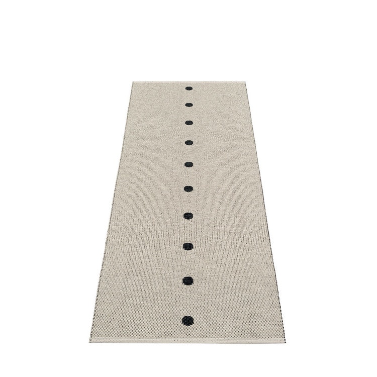 Pappelina matta Peg Black · Linen - Designbutiken Strängnäs
