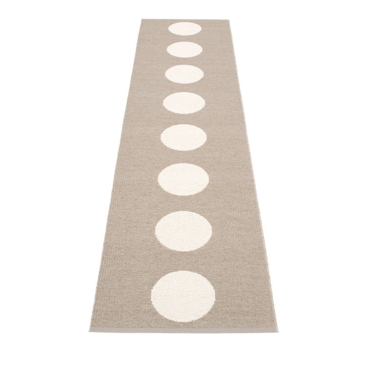 Pappelina matta Vera Mud · Vanilla 70x225 cm