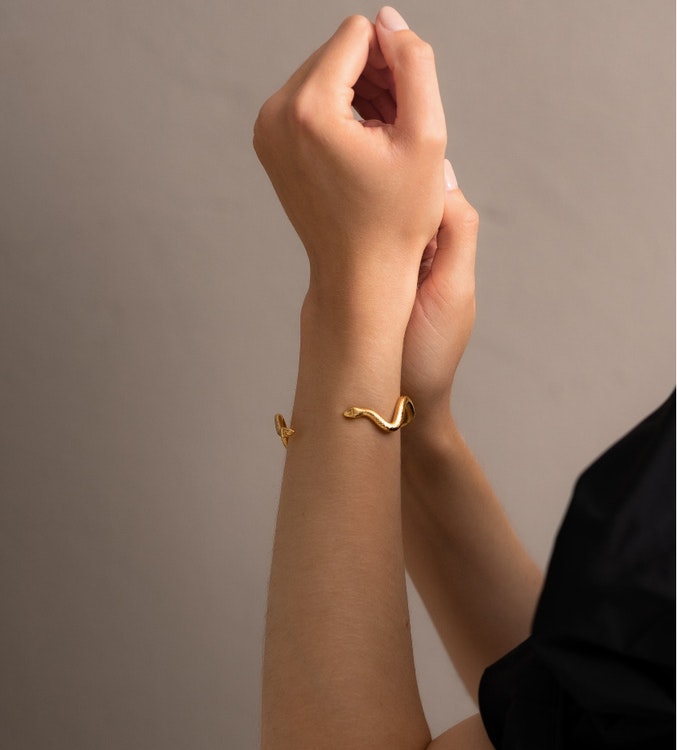 Skultuna Snake Cuff armband gold plated - Designbutiken Strängnäs