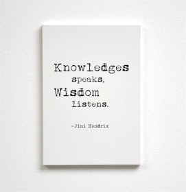 Trätavla "Knowledge speaks..." A5 vit