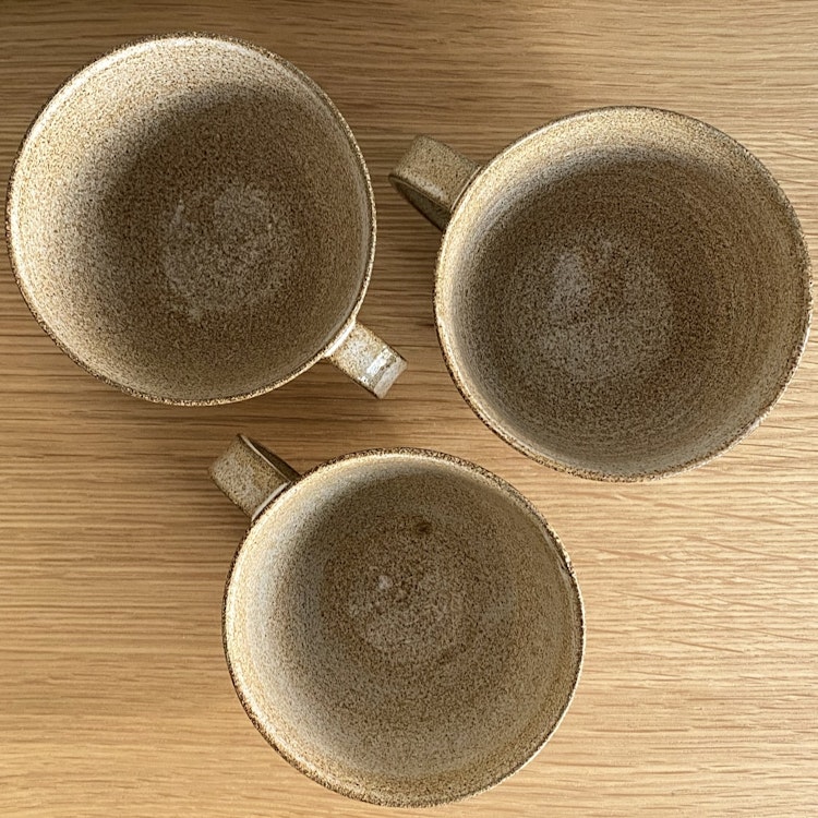 Mellanstor kopp med karvat mönster